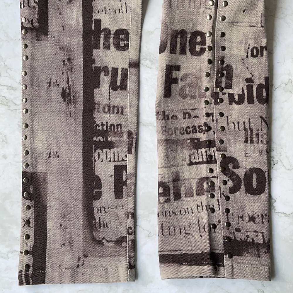 VINTAGE | Charlie Brown studded tabloid newspaper print jeans - Picture 4 of 10
